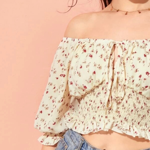 2/$20 | ROMWE Ditsy Floral Crop Top - Picture 3 of 7